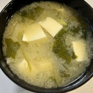 豆腐・油揚げ・葱・わかめのお味噌汁